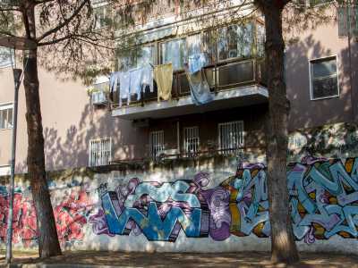 Dai racconti di Antonio emerge come questa fosse poi un�area piena di fabbriche. Del resto anche l� dove oggi si trova il �parco degli aquiloni�, tra via Collodi e via Devitofrancesco, sorgeva l�industria delle Fucine meridionali, la stessa che occupata negli anni 90 divenne il primo centro sociale della citt�